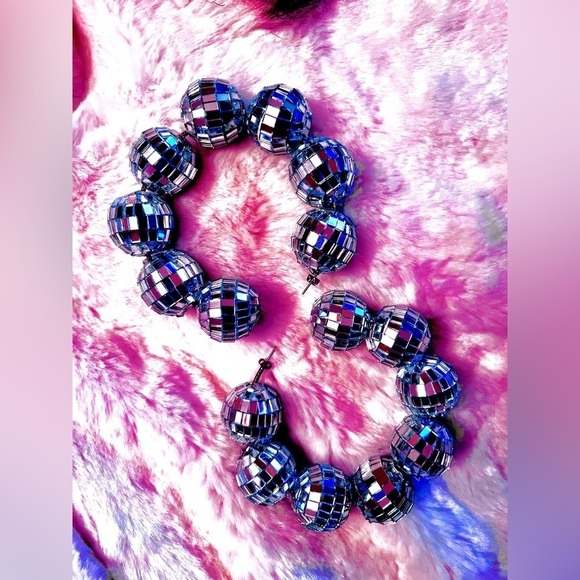 DISCO QUEEN HOOP EARRINGS - Picture 2 of 6